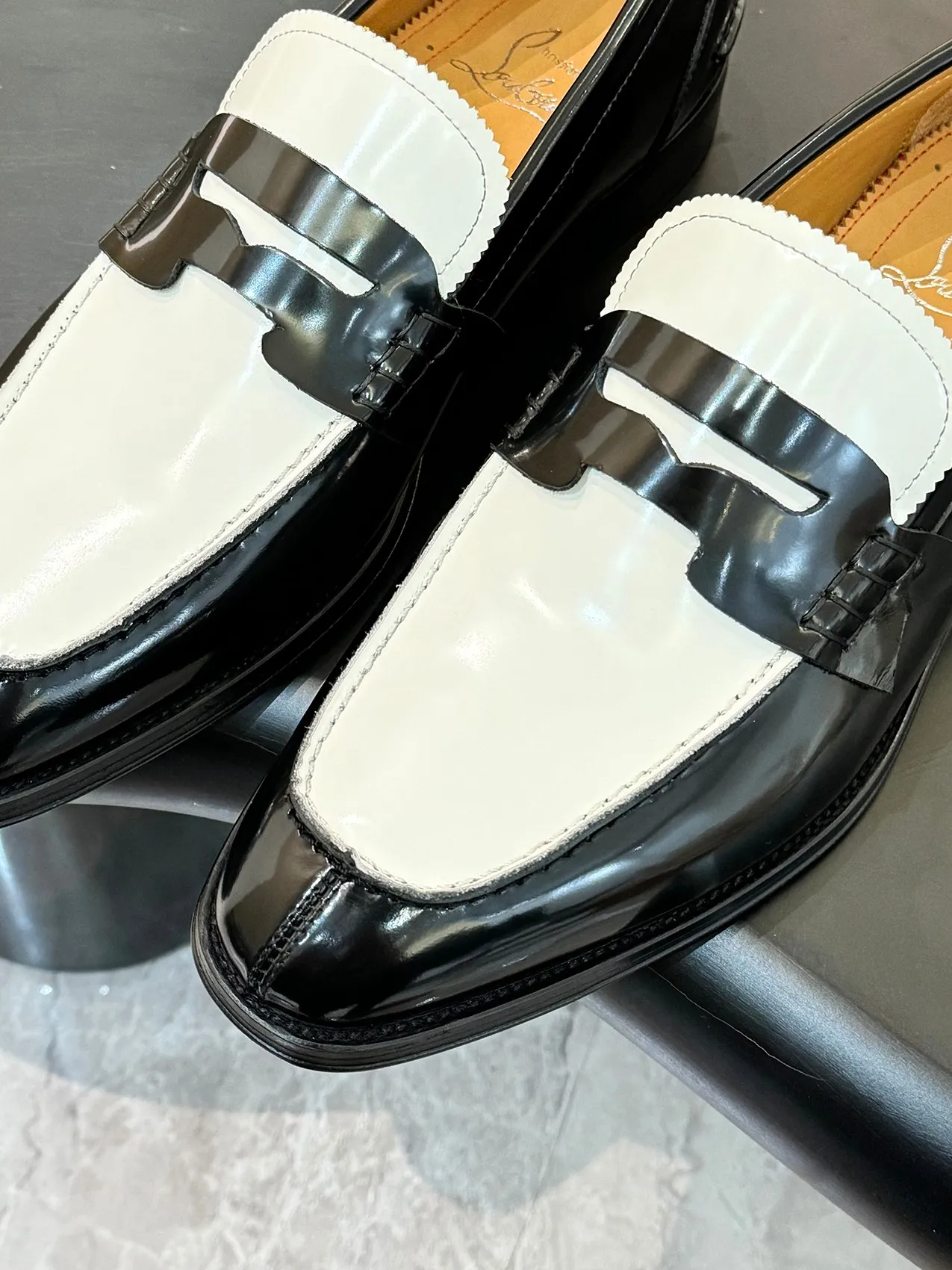 💰960 ••New real shots••CL～High-end men’s 👔Casual•loafers with red soles! ••🆑Genuine and top-quality goods from original orders ••✅💯 Purchase goods from top-quality original orders! Original imported patterned cowhide ➕Imported cowhide lining ➕Cowhide feet ➕Original leather outsole~🉑️Feel free to compare the authentic ones! Size: 39-44 (38.45.46.47 can be customized)